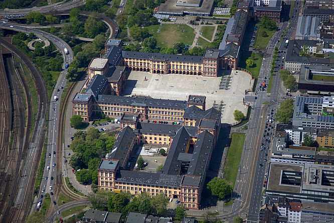 Barockschloss Mannheim, Frühling, Die Gesamtanlage